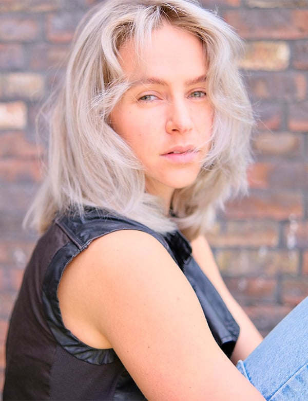 vrouwelijk model met blond haar Kya