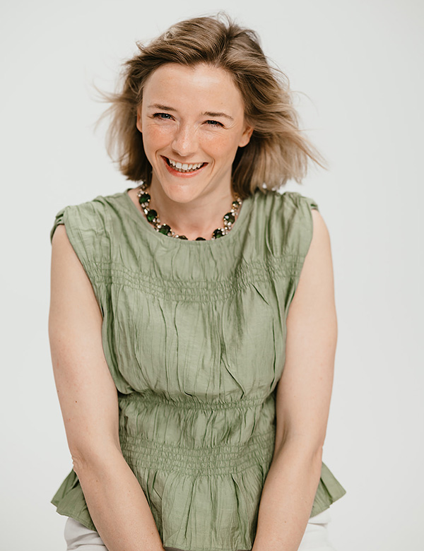 Vrouwelijk model met blond haar.