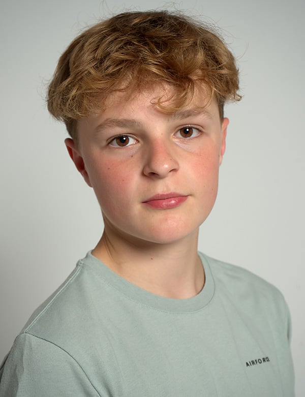 Fabian is een kindermodel met blond haar en bruine ogen