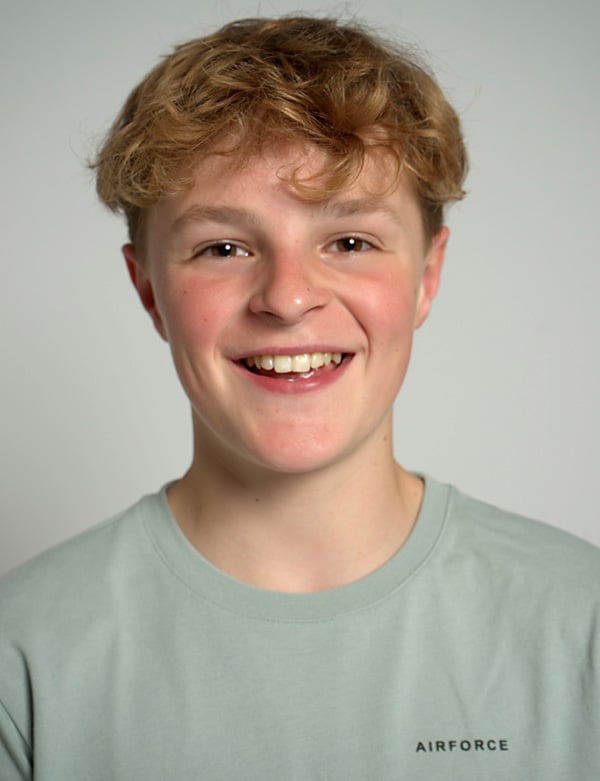Model Fabian is een kindermodel met blond haar en bruine ogen