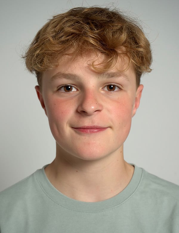 Fabian is een kindermodel met blond haar en bruine ogen