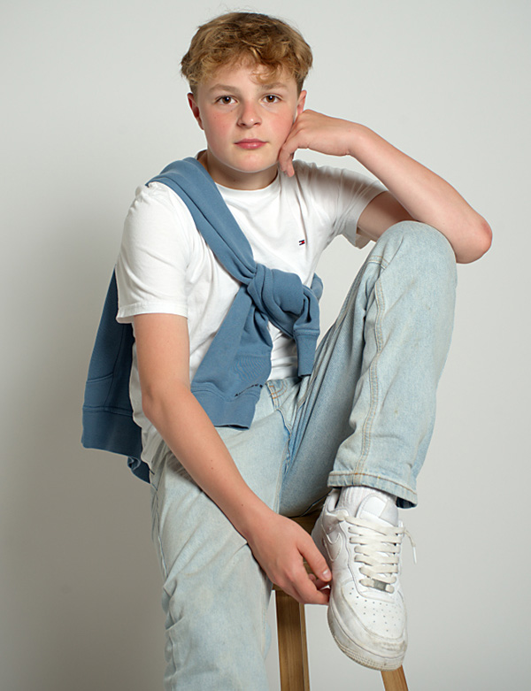 Fabian is een kindermodel met blond haar en bruine ogen