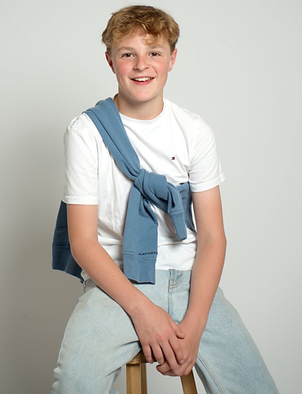 Fabian is een kindermodel met blond haar en bruine ogen