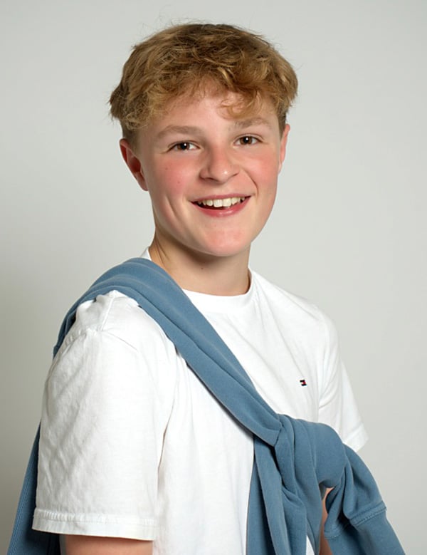 Fabian is een kindermodel met blond haar en bruine ogen