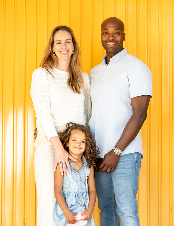 Kindermodellen met bruin krullend haar Familie Foster.