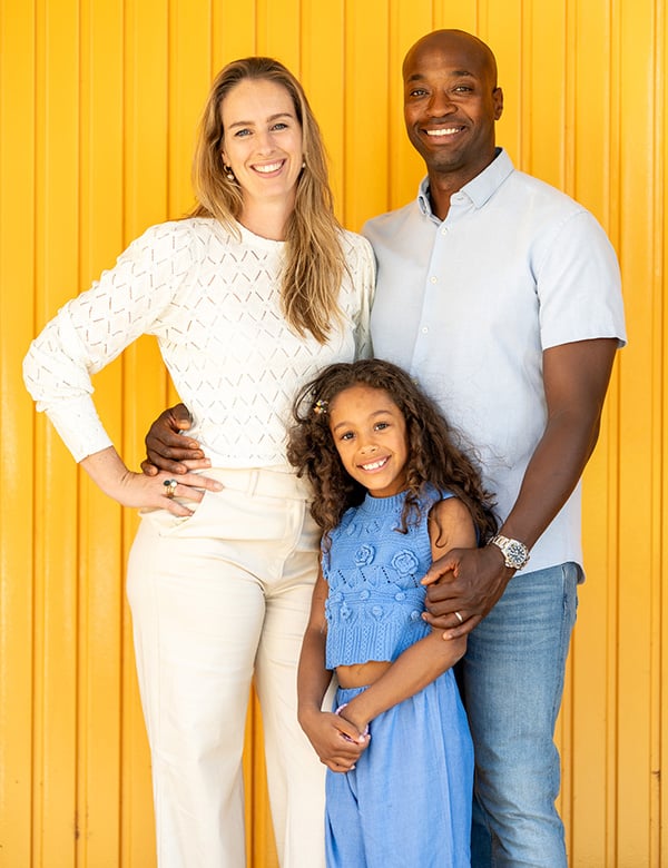 Kindermodellen met bruin krullend haar Familie Foster.