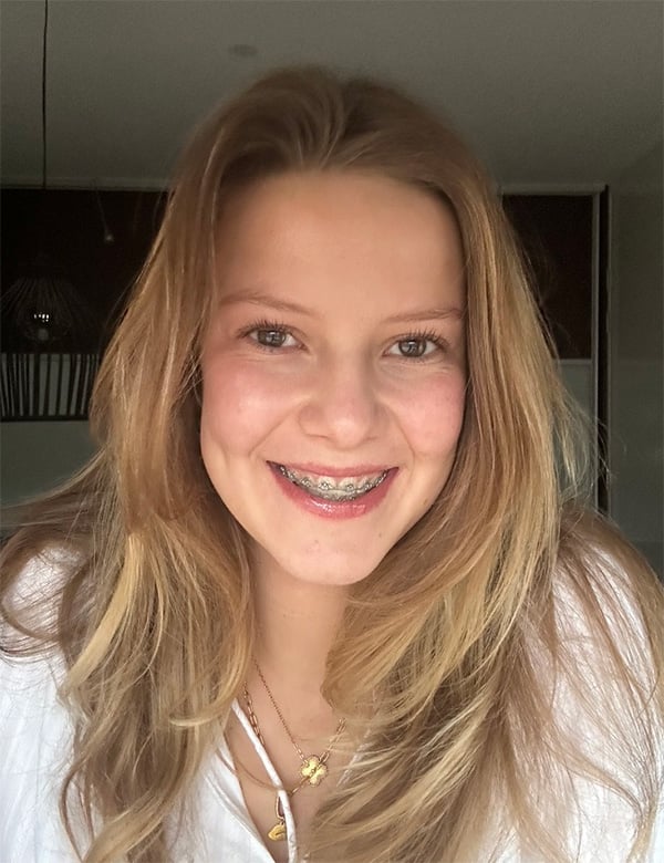 Tienermodel met blond hssr Nikki Nis.