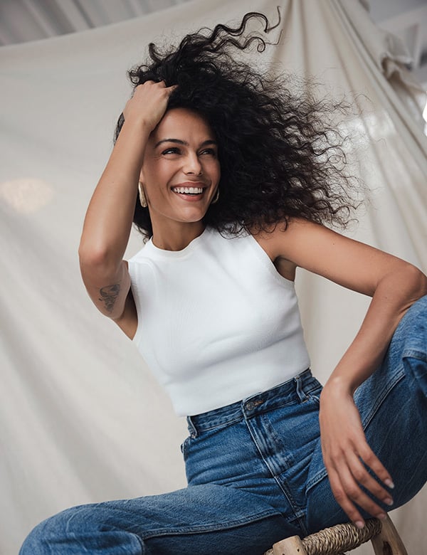 Vrouwelijk model met donkerbruin krullend haar Farrieda.