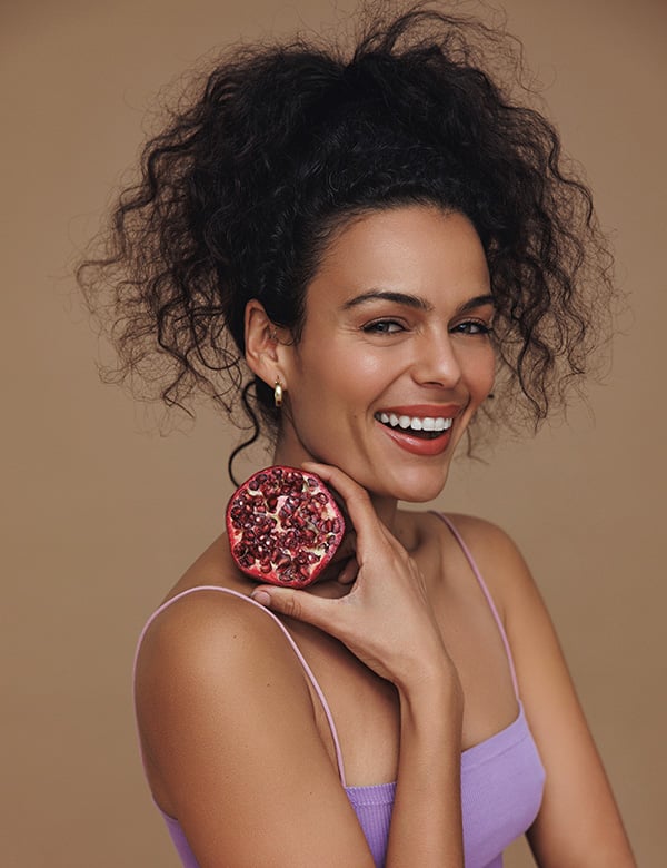 Vrouwelijk model met donkerbruin krullend haar Farrieda.