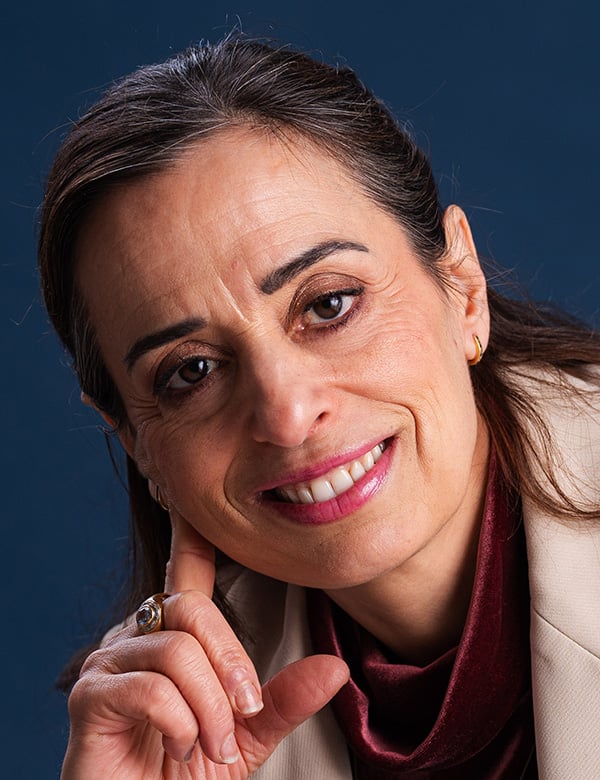 Vrouwelijk model met donkerbruin haar fatima k.