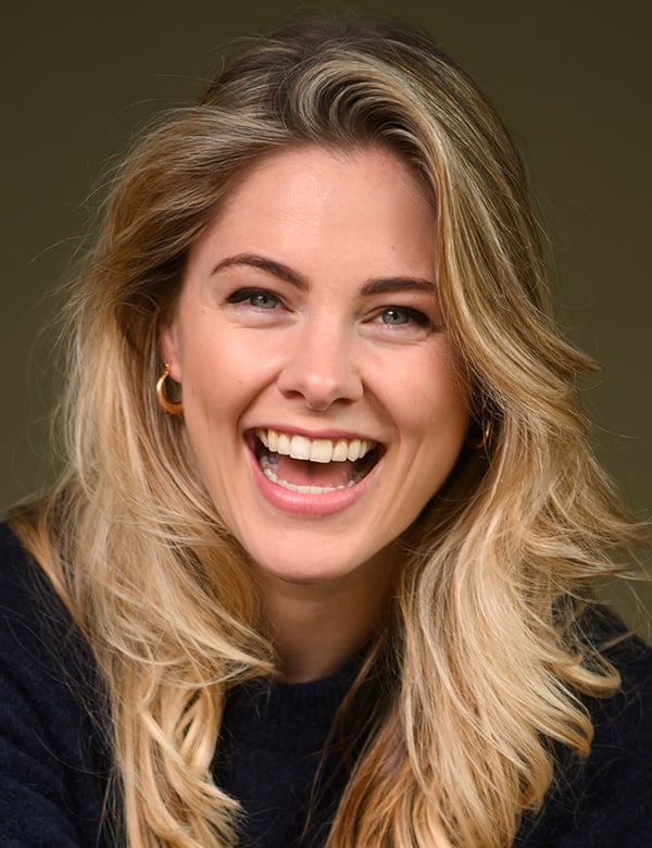 Model Vrouwelijk model met blond haar fauve