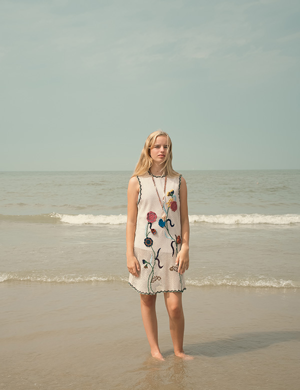 Meisjes model met blond haar Fay He.