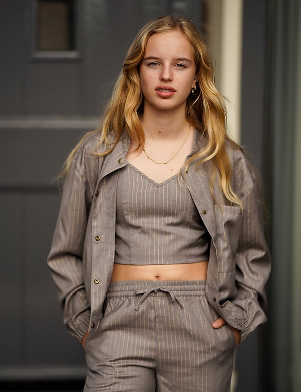 Meisjes model met blond haar Fay He.