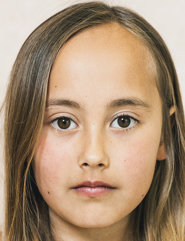 Kinderlijk model met donkerblond haar en bruine ogen Fay Ha.