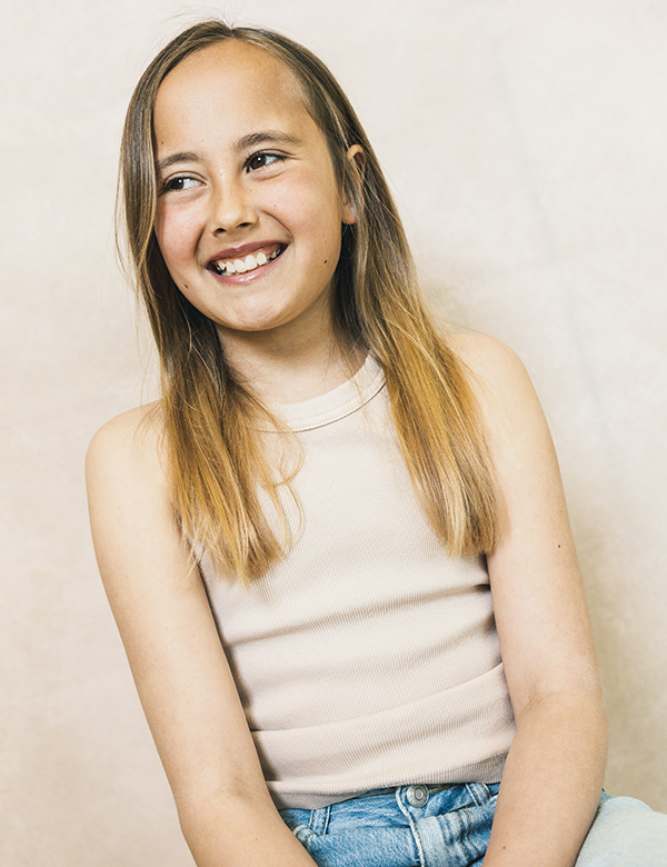 Kinderlijk model met donkerblond haar en bruine ogen Fay Ha.