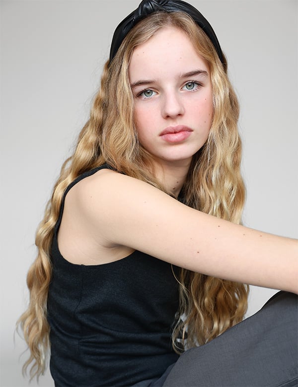 Tienermodel met blond haar Fay He.