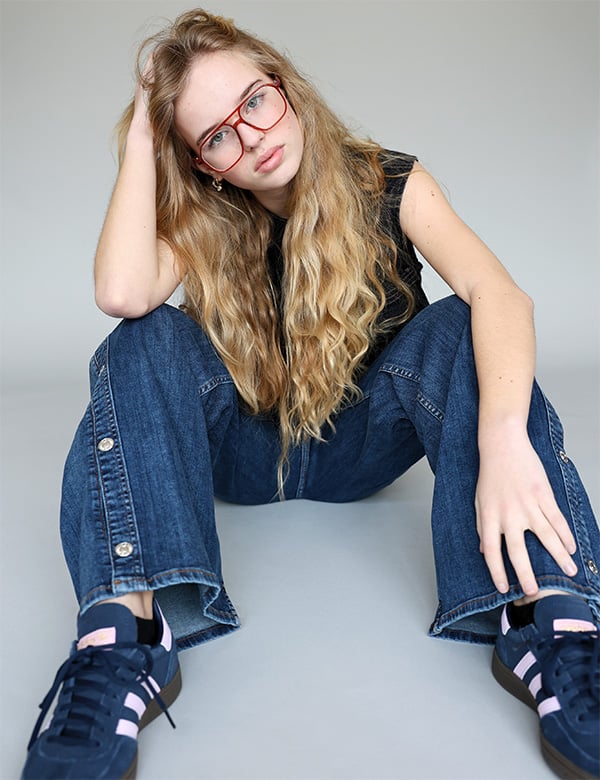 Tienermodel met blond haar Fay He.