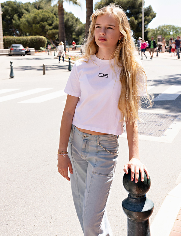 Kinderlijk model met blond haar en blauw-grijze ogen Fay He.