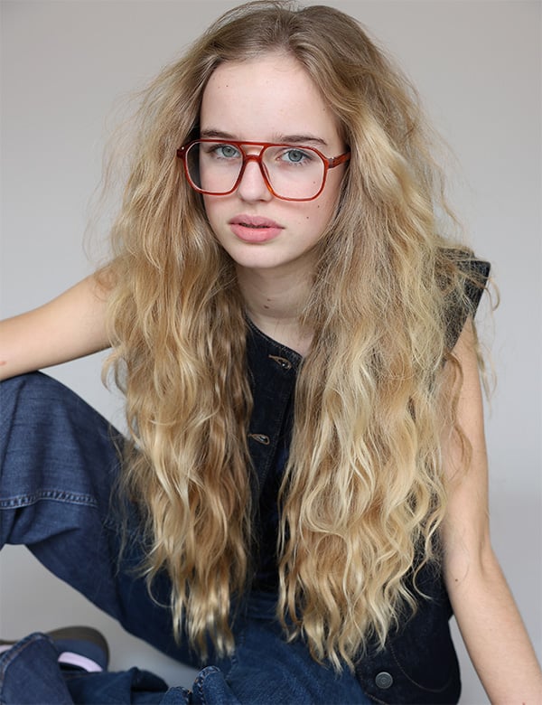 Tienermodel met blond haar Fay He.
