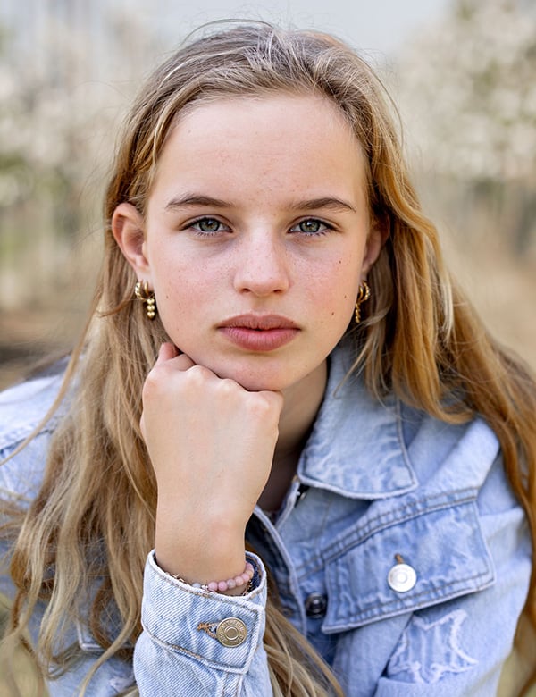 Kinderlijk model met blond haar en blauw-grijze ogen Fay He.
