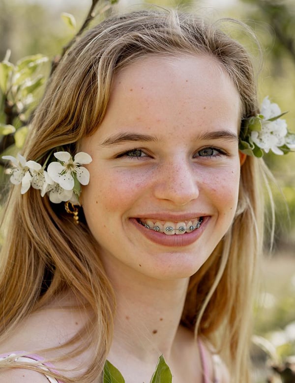 Kinderlijk model met blond haar en blauw-grijze ogen fay he.
