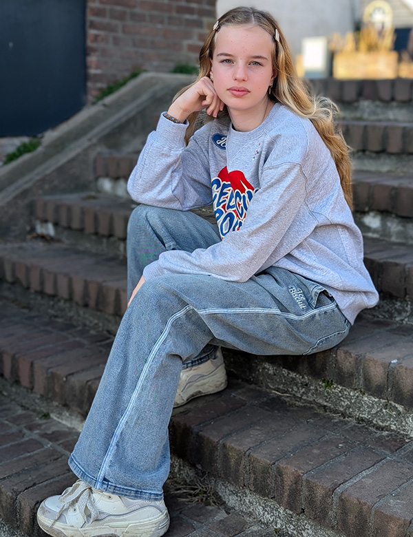 Kinderlijk model met blond haar en blauw-grijze ogen Fay He.