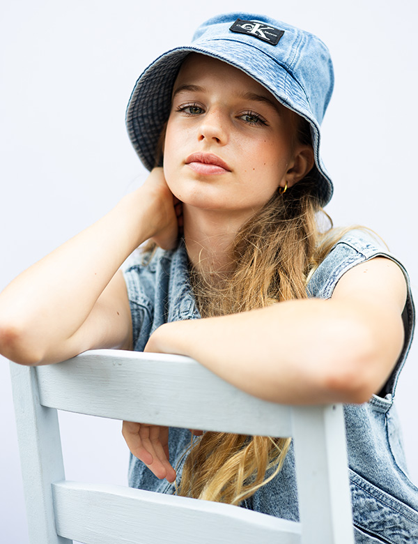 Meisjes model met blond haar Fay He.