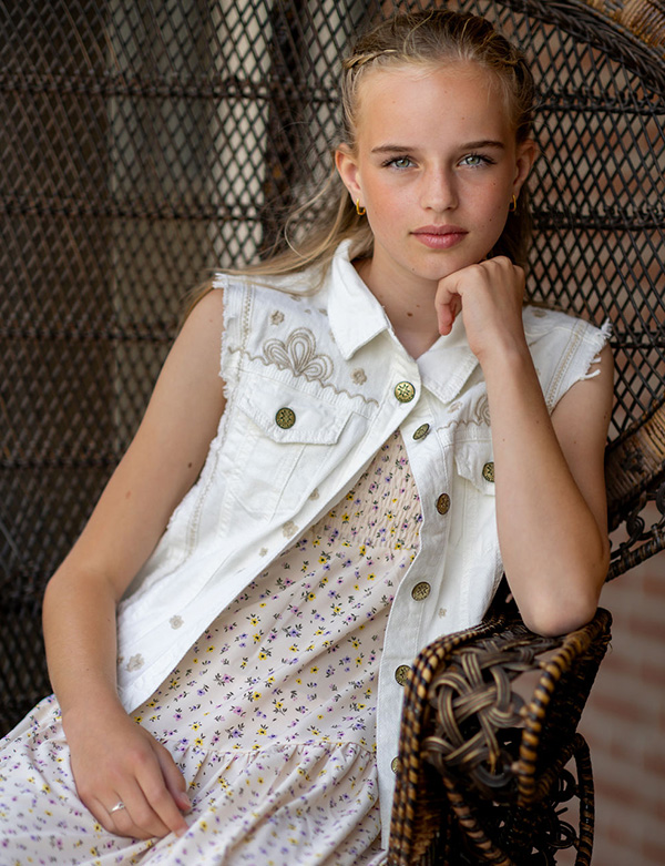 Meisjes model met blond haar Fay He.