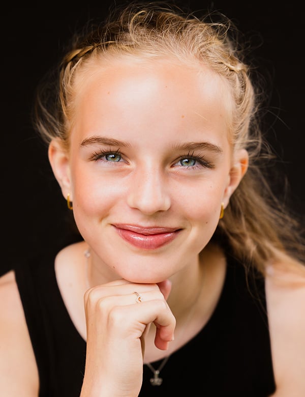 Meisjes model met blond haar fay he.