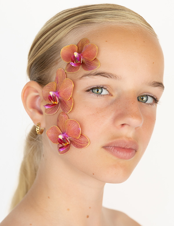 Meisjes model met blond haar Fay He.