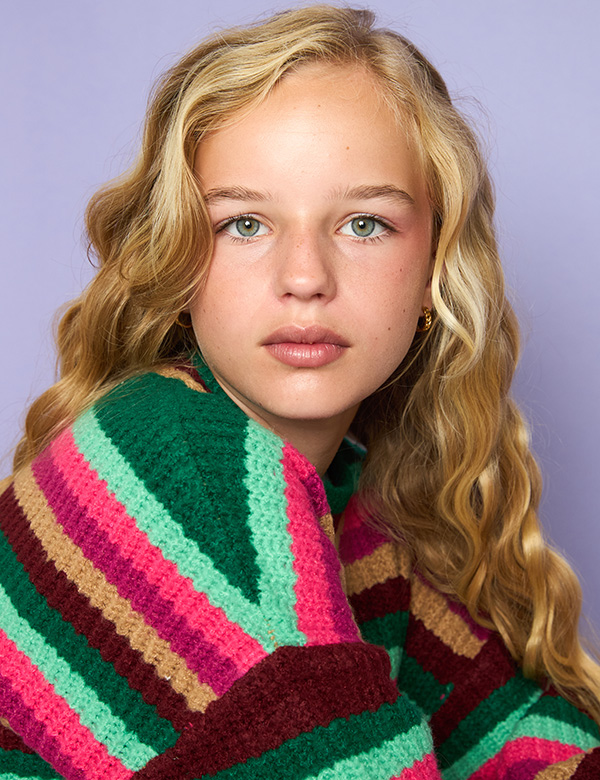 Meisjes model met blond haar Fay He.