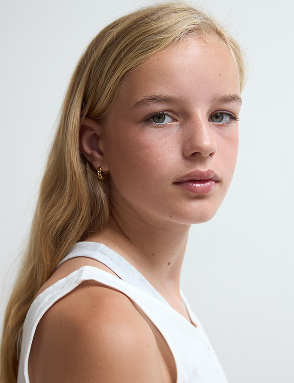 Meisjes model met blond haar Fay He.
