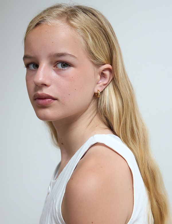 Meisjes model met blond haar Fay He.