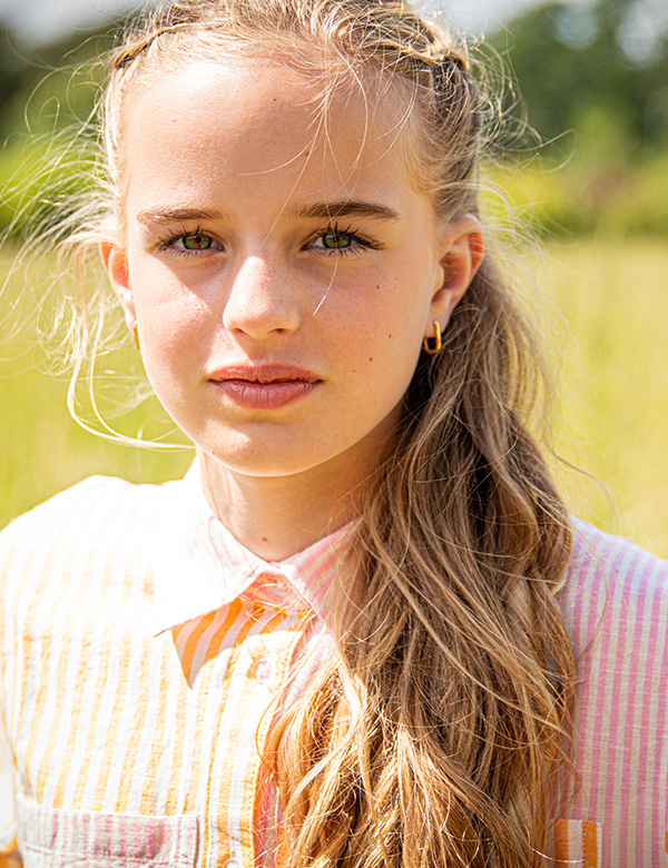 Meisjes model met blond haar Fay He.