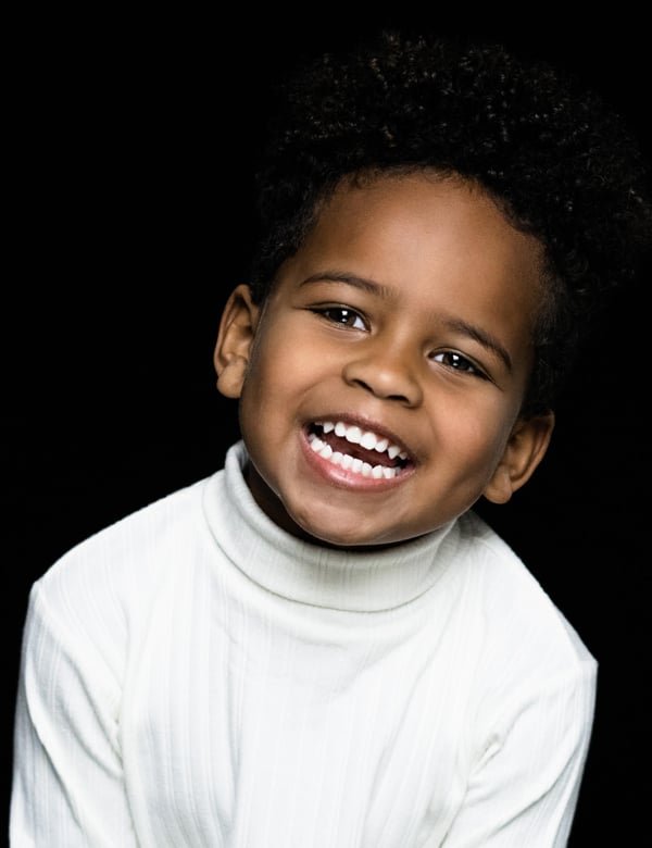 Kindermodel met donkerbruin krullend haar Faye