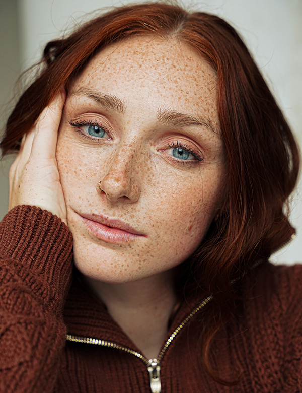 Vrouwelijk model met rood haar fee