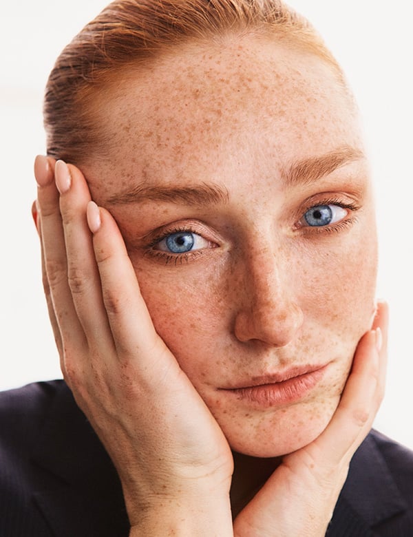 vrouwelijk model met rood haar Fee W.