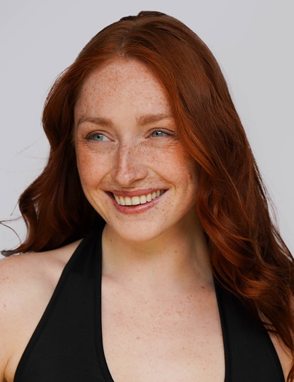 Vrouwelijk model met rood haar fee w.