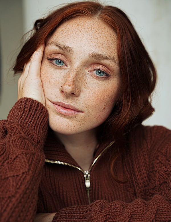 Vrouwelijk model met rood haar en blauwe ogen Fee W.