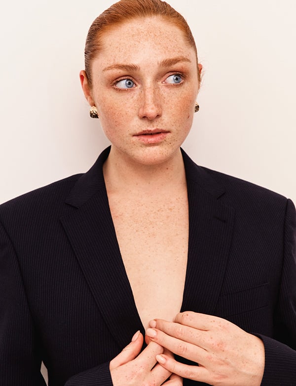 vrouwelijk model met rood haar Fee W.