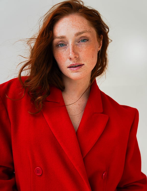 Vrouwelijk model met rood haar Fee W.