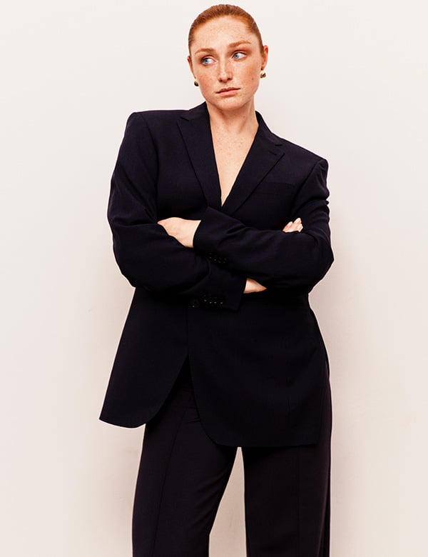 vrouwelijk model met rood haar Fee W.