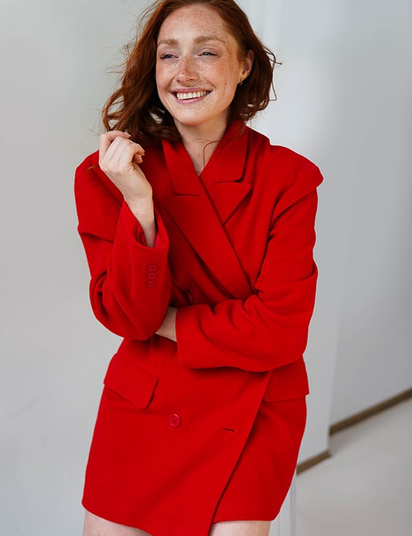 Vrouwelijk model met rood haar Fee W.