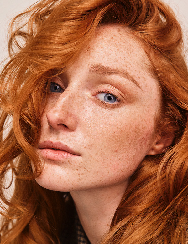 vrouwelijk model met rood haar Fee W.