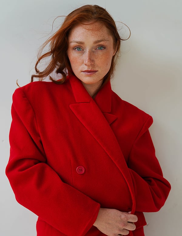 Vrouwelijk model met rood haar Fee W.