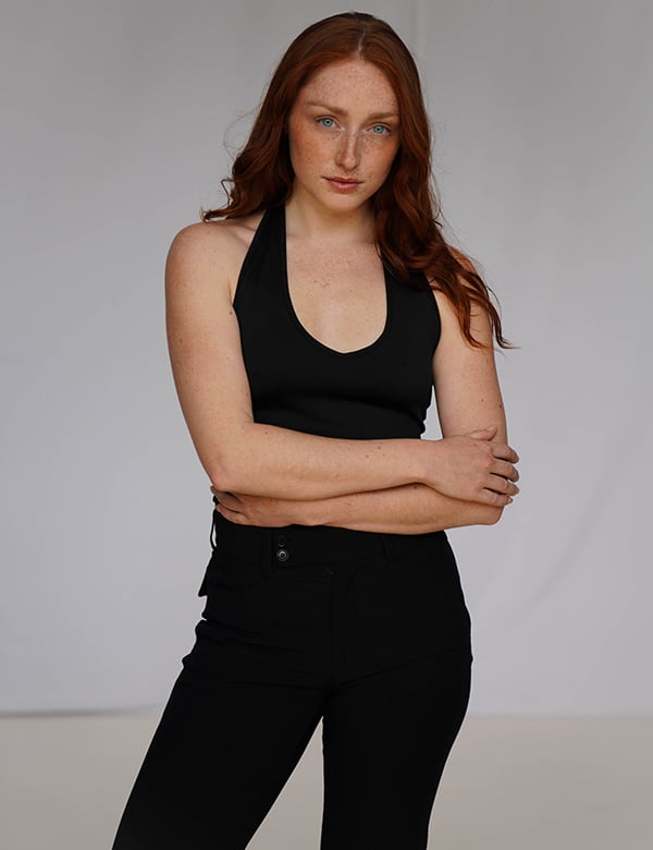 Vrouwelijk model met rood haar Fee W.