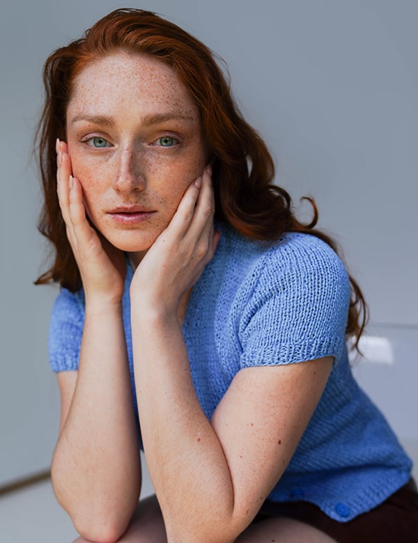 Vrouwelijk model met rood haar Fee W.