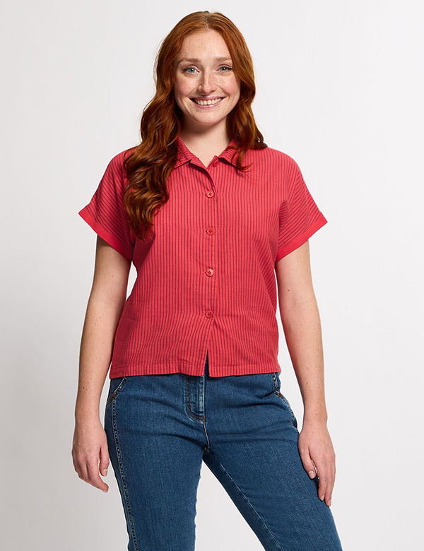 Vrouwelijk model met rood haar en blauwe ogen Fee W.