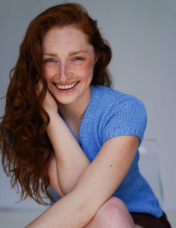 Vrouwelijk model met rood haar Fee W.