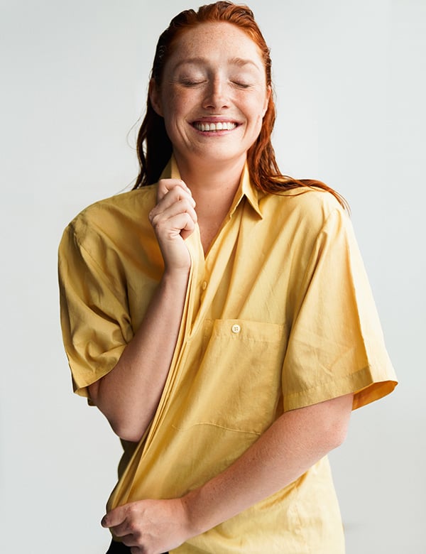 Vrouwelijk model met rood haar Fee W.